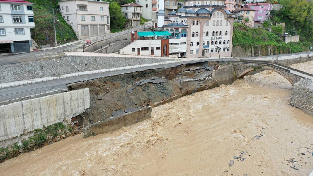 Giresun Dereli'de yine aynı manzara: Yol çöktü, köprü hasar gördü 1